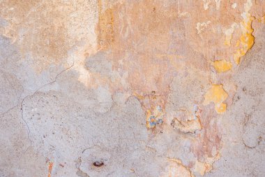 Kırık eski püskü sarı boyalı sıvalı soyulmuş duvar arka plan yıpranmış.