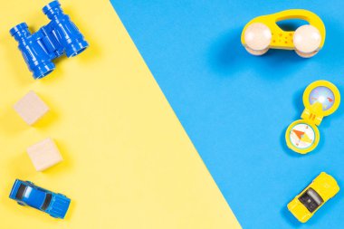 Mavi ve sarı arka plan üzerinde renkli oyuncak