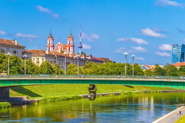 维尔纽斯立陶宛, 2018年7月19日: 维尔纽斯城市风景与涅里斯河, 绿色桥梁在维尔纽斯, 立陶宛, 欧洲 — 图库照片
