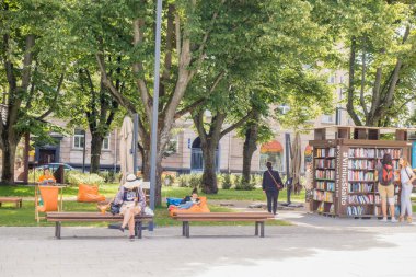 Vilnius, Litvanya 06 Temmuz 2018: Vilnius okuma. İnsanlar okuma odası Lukiskiu Meydanı'nda açık havada okuma