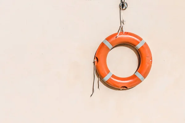 Rettungsschwimmerausrüstung, orangefarbener Rettungsring mit Seil hängen an der Wand in der Nähe des Schwimmbades. — Stockfoto