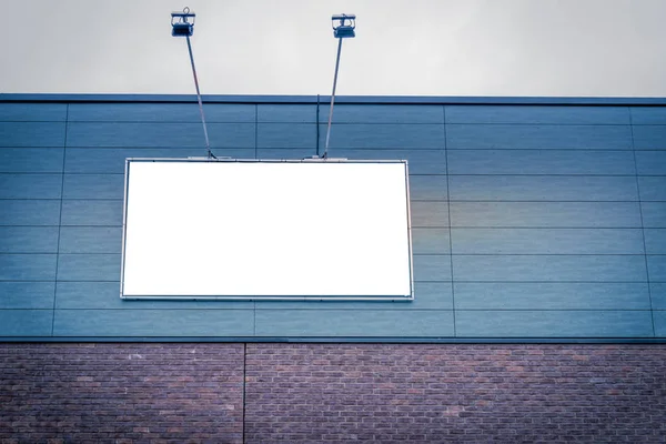 Prepárate. Cartelera en blanco al aire libre, tablero de publicidad al aire libre en la pared . —  Fotos de Stock