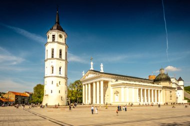 Vilnius, Litvanya - 1 Mayıs 2018: Vilnius şehir sokak - Gedimino avenue, Vilnius Katedrali ve çan kulesi yürüyüş ve güneşli bir günde Bisiklete binmek insanlarla görünümüne.