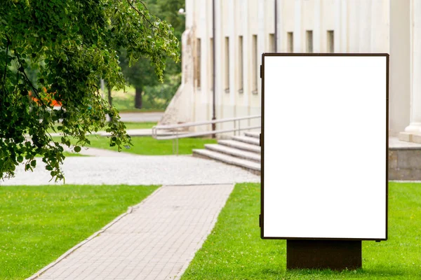 Mock up. Leeg reclamebord buitenshuis, buitenreclame, openbare informatiebord in de stad. — Stockfoto