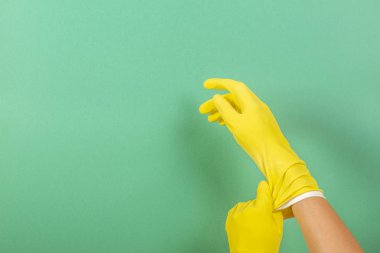 Lastik eldiven ellerini koyarak sarı