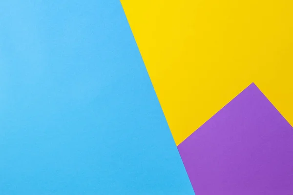 Papeles de color geometría fondo de composición plana con tonos violeta y azul amarillos — Foto de Stock