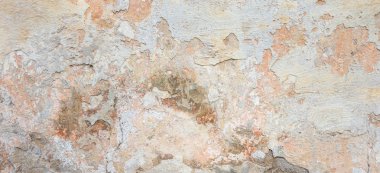 Dokulu grunge arkaplanı. Çok katmanlı çatlak kaplamalı eski duvarlar. Beyazlatılmış duvarda derin bir deseni olan Grunge dokusu.