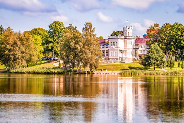 Uitzicht op de stad Druskininkai vanaf het meer Druskonis — Stockfoto