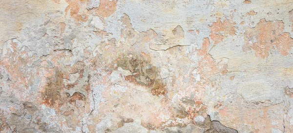 Dokulu grunge arkaplanı. Çok katmanlı çatlak kaplamalı eski duvarlar. Beyazlatılmış duvarda derin bir deseni olan Grunge dokusu.