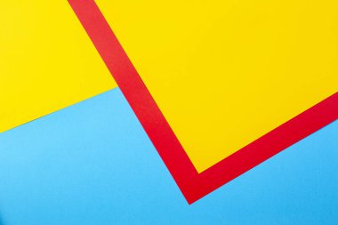 Renk kağıtları geometri düz kompozisyon arka plan sarı kırmızı ve mavi tonlar