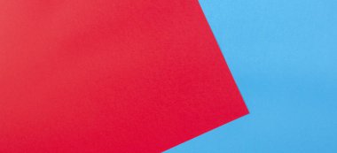 Renk kağıtları geometri düz kompozisyon arka plan kırmızı ve mavi tonlar