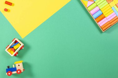 Oyuncak tren ve renkli arka plan üzerinde ahşap bloklar