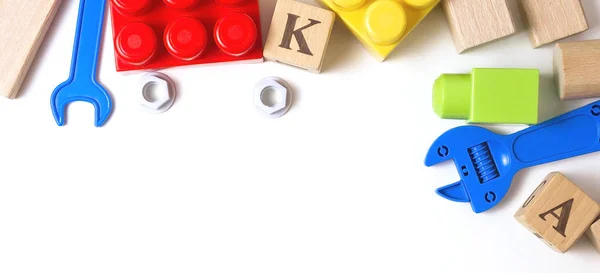Coloridos juguetes infantiles sobre fondo blanco. Vista superior, plano — Foto de Stock