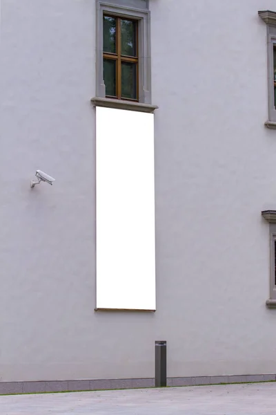 비웃는 다. 건물 외관에 빈 흰색 수직 배너입니다. 벽에을 모의 빈 광고 플래그 — 스톡 사진