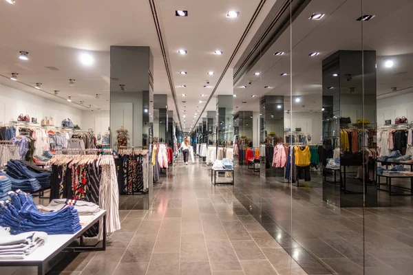 Vilnius Lithuania, July 06 2018: Interior of Mango fashion clothes store in Vilnius. MANGO is a Spanish clothing design and manufacturing company — Stock Photo, Image