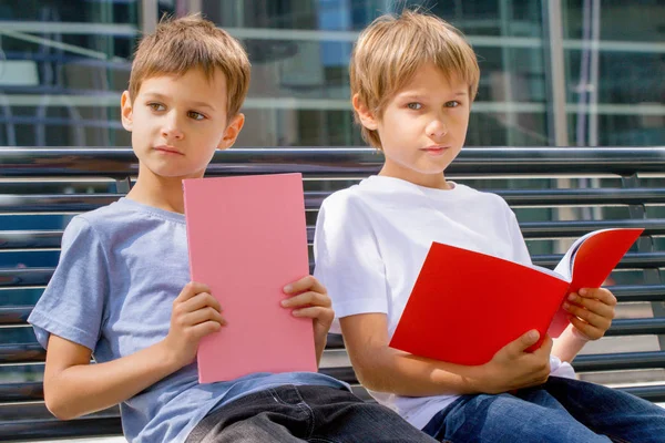 Jongens huiswerk buitenshuis. Terug naar school concept. — Stockfoto