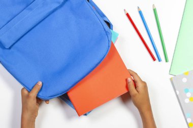 Okul hazırlıkları eğitim kavramı. Çocuk elleri sırt çantası ambalaj ve okul için hazırlanıyor