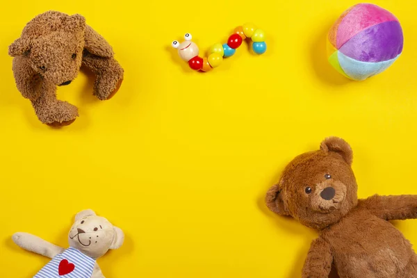 儿童玩具的背景与泰迪熊和五颜六色的玩具 — 图库照片