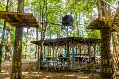 Druskininkai, Litvanya - 10 Ağustos 2018: Macera parkı Unopark Druskininkai içinde. Litvanya