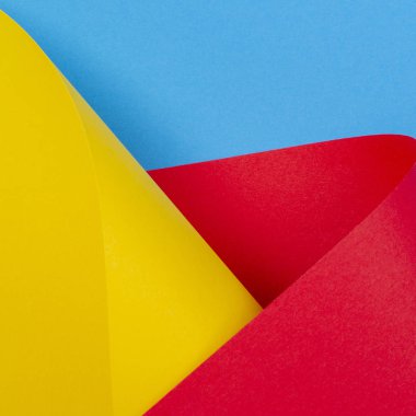 Soyut renkli arkaplan. Geometrik şekillerde sarı kırmızı mavi renkli kağıt