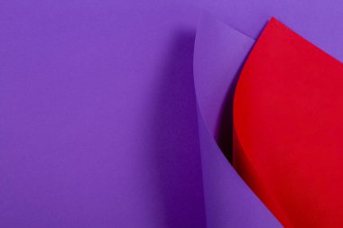 Soyut renkli arkaplan. Geometrik şekillerde kırmızı mor renkli kağıt