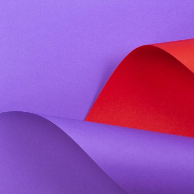 Soyut renkli arkaplan. Geometrik şekillerde kırmızı mor renkli kağıt