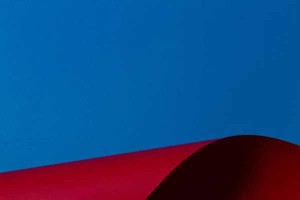 Fondo colorido abstracto con papel de color azul rojo en formas geométricas — Foto de Stock