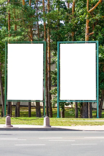 Изображение двух пустых рекламных щитов, наружной рекламы в городском парке — стоковое фото