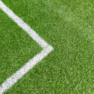 Yeşil sentetik çim futbol spor sahası beyaz köşe şerit çizgi ile