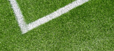 Yeşil sentetik çim futbol spor sahası beyaz şerit çizgi ile