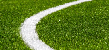 Yeşil sentetik çim futbol spor sahası beyaz şerit çizgi ile