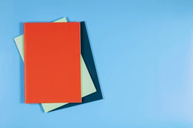 Mavi arka plan üzerinde renkli Notebook