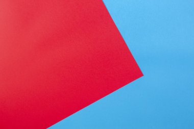 Renk kağıtları geometri düz kompozisyon arka plan kırmızı ve mavi tonlar