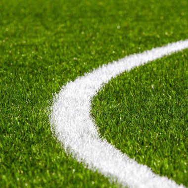 Yeşil sentetik çim futbol spor sahası beyaz şerit çizgi ile