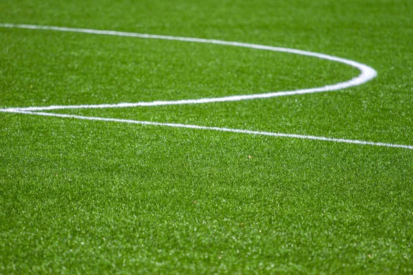 Πράσινο συνθετικό χόρτο πεδίο σπορ ποδόσφαιρο με λευκή λωρίδα γραμμή — Φωτογραφία Αρχείου