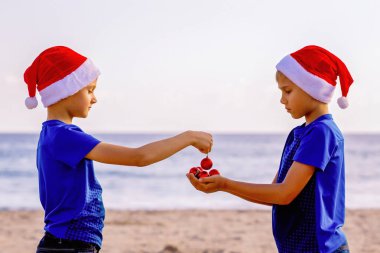 Noel tatili. Sunny Beach kırmızı Santa şapkalar çocuklarda