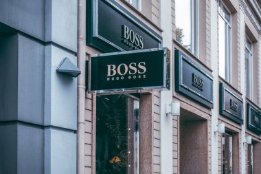 Vilnius, Litvanya - 06 Eylül 2018: Hugo Boss mağaza tabela. Hugo Boss geliştirme ve sigorta primi moda ve aksesuar erkek ve kadınlar için pazarlama üzerinde duruluyor