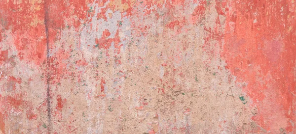 Ancienne texture de fond peinte murale altérée. Mur de plâtre pelé sale rouge avec chutes de flocons de peinture. — Photo