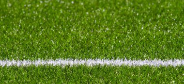 Yeşil sentetik çim futbol spor sahası beyaz şerit çizgi ile