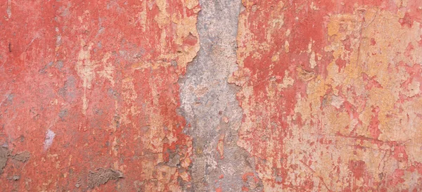 Oude verweerde beschilderde muur achtergrond textuur. Rood vuil geschilde gipsplaat muur met vallende schilfers van verf. — Stockfoto