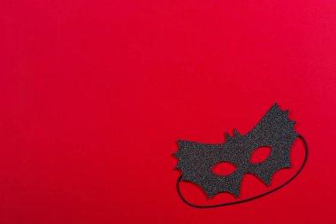 Kırmızı zemin üzerine siyah Cadılar Bayramı maskesi