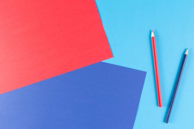 Kırmızı ve mavi kalem ile renkli kağıt