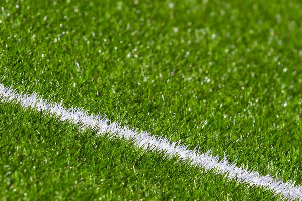 Boisko sportowe piłka nożna zielonej trawy syntetycznej z białym paskiem linii — Zdjęcie stockowe