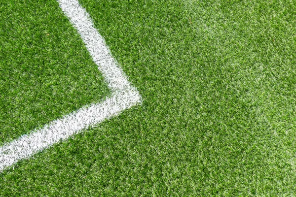 Campo de esportes de futebol de grama artificial sintética verde com linha de listra de canto branco — Fotografia de Stock
