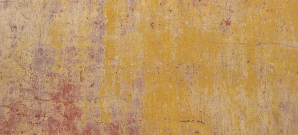 Gamla spruckna väderbiten shabby röd gul målade putsade skalade vägg banner bakgrund. — Stockfoto