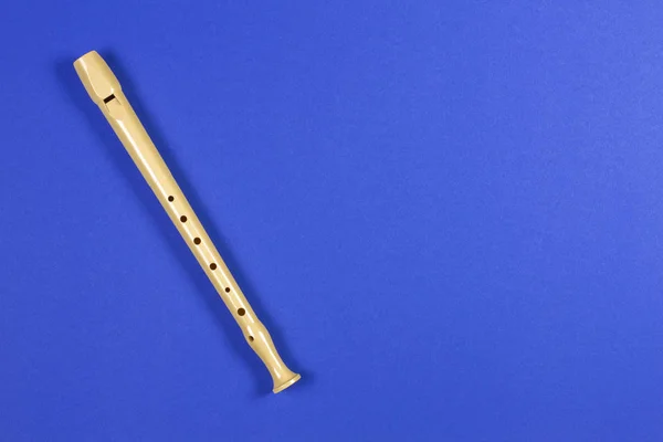 Instrumento musical flauta no fundo de cor azul . — Fotografia de Stock