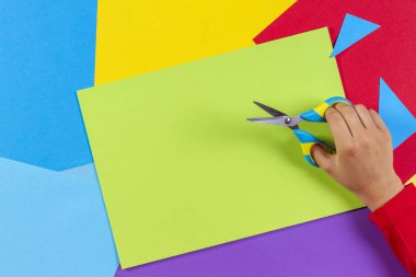 Çocuklar el kesme kağıt makas ile renkli.