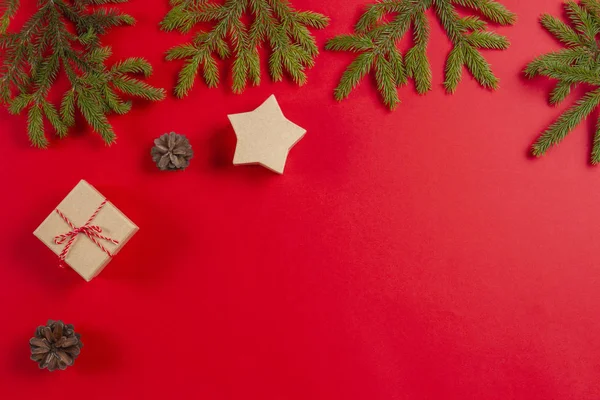 크리스마스 구성입니다 전나무 소나무 배경에 평면도 — 스톡 사진