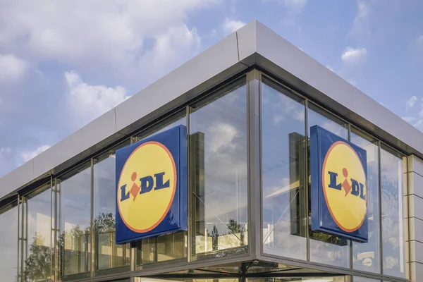 Vilnius, Litauen - 21. September 2018: Lidl-Supermarkt-Logo auf neuer moderner Glasfassade — Stockfoto