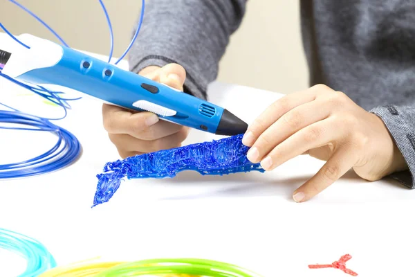 Mains d'enfants créant avec stylo d'impression 3D . — Photo
